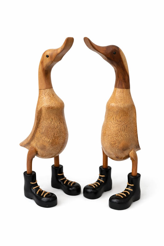 Dekorative Holzente mit Stiefeln – Handgefertigt aus lackiertem Bambusholz (20 × 44 cm)