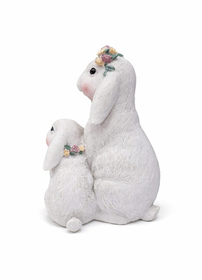 Dekorative Hasenfigur mit Blumenkranz – liebevolle Frühlingsdeko