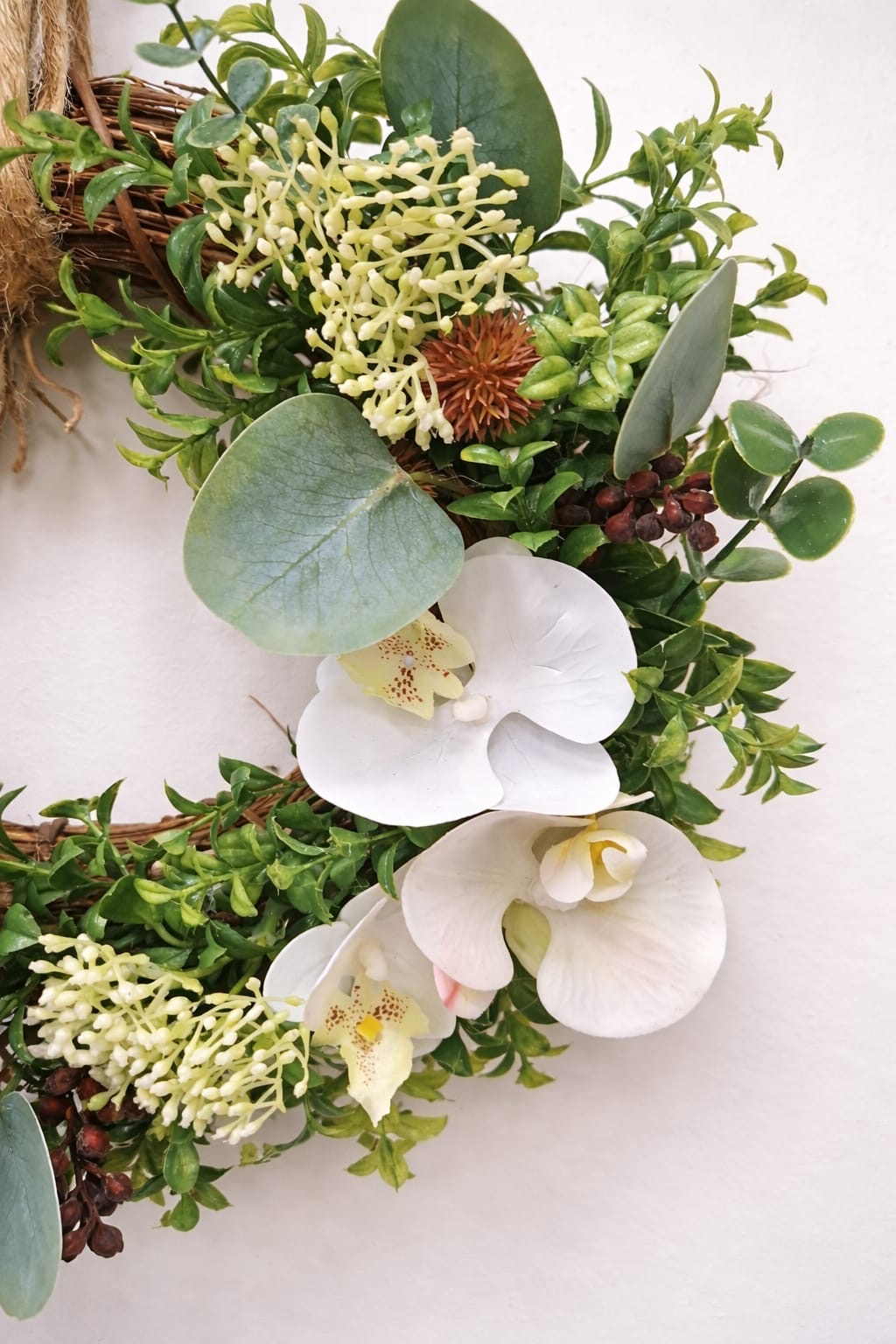 Dekorativer Blumenkranz 38 cm – Grüner Türkranz mit weißen Blüten im Natur-Look