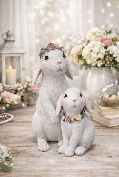 Dekorative Hasenfigur mit Blumenkranz – liebevolle Frühlingsdeko
