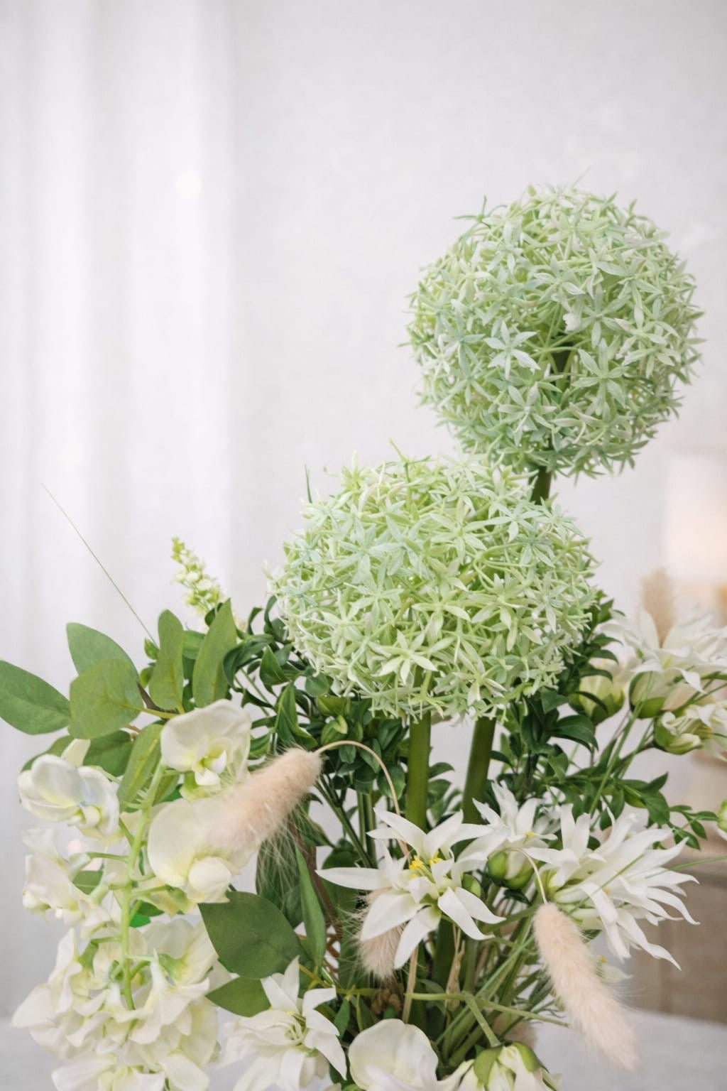 Handgefertigtes Kunstblumen Gesteck in Grün & Weiß - ca. 80 cm in weißer Keramikvase