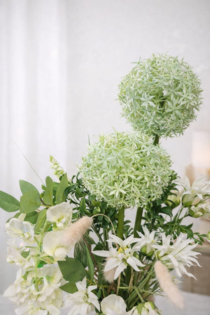 Handgefertigtes Kunstblumen Gesteck in Grün & Weiß - ca. 80 cm in weißer Keramikvase