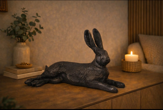 Dekofigur „Liegender Hase“ aus Metall – 44 cm