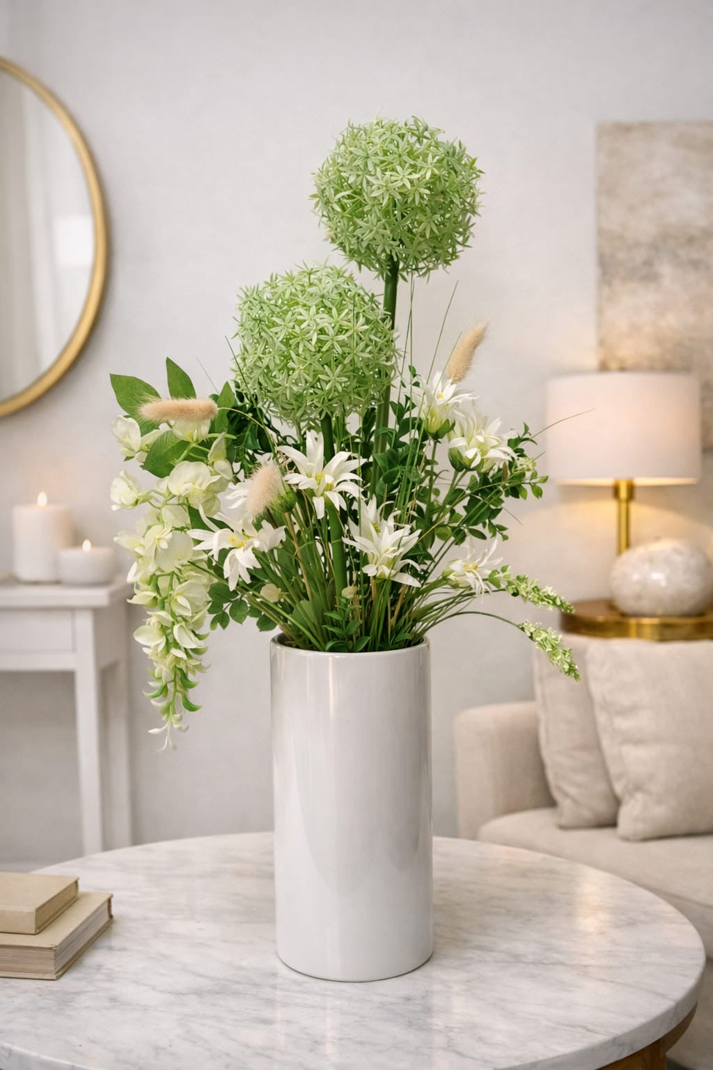 Handgefertigtes Kunstblumen Gesteck in Grün & Weiß - ca. 80 cm in weißer Keramikvase