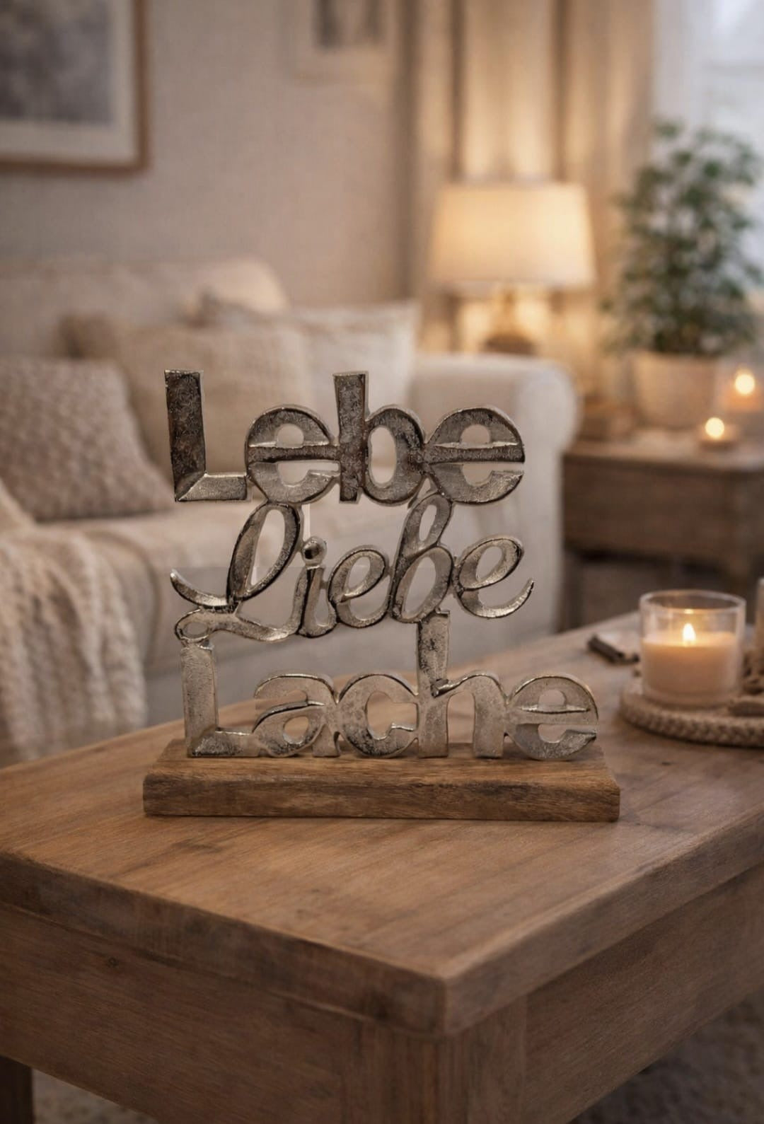 Deko-Schriftzug „Lebe Liebe Lache“ aus Metall auf Mangoholz-Sockel – 22 × 25 cm