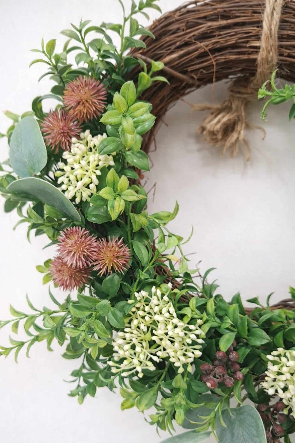 Dekorativer Blumenkranz 38 cm – Grüner Türkranz mit weißen Blüten im Natur-Look