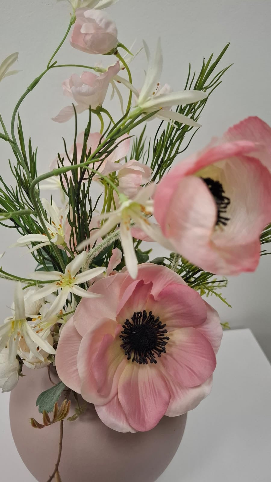 Kunstblumen-Gesteck in Keramikvase – Elegante Blüten in Rosé & Weiß | 47 cm