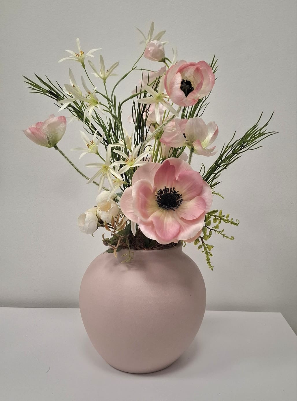 Kunstblumen-Gesteck in Keramikvase – Elegante Blüten in Rosé & Weiß | 47 cm