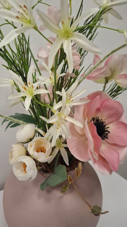 Kunstblumen-Gesteck in Keramikvase – Elegante Blüten in Rosé & Weiß | 47 cm