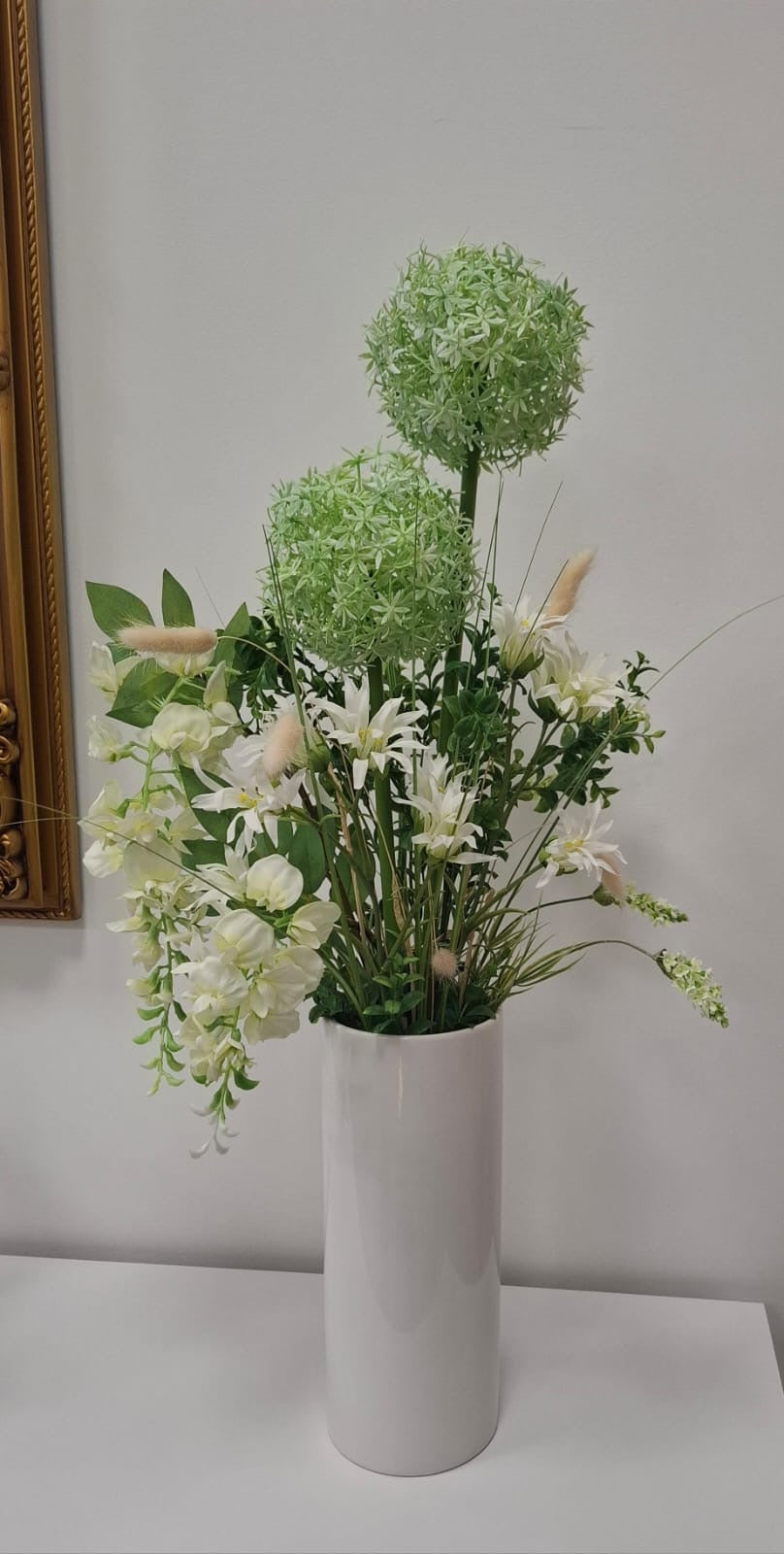 Handgefertigtes Kunstblumen Gesteck in Grün & Weiß - ca. 80 cm in weißer Keramikvase