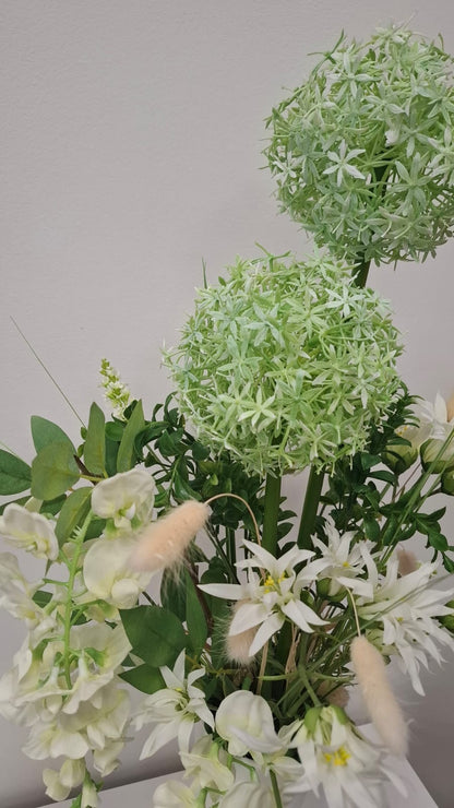 Handgefertigtes Kunstblumen Gesteck in Grün & Weiß - ca. 80 cm in weißer Keramikvase