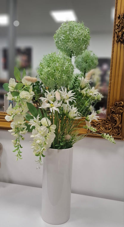 Handgefertigtes Kunstblumen Gesteck in Grün & Weiß - ca. 80 cm in weißer Keramikvase
