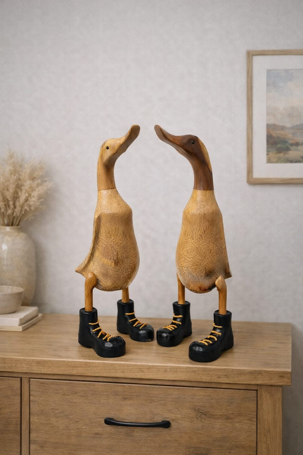 Dekorative Holzente mit Stiefeln – Handgefertigt aus lackiertem Bambusholz (20 × 44 cm)